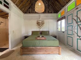 Habitación doble, vistas al jardín | Caja fuerte, escritorio, espacio para trabajar con un portátil