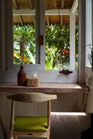 Habitación doble, vistas al jardín | Caja fuerte, escritorio, espacio para trabajar con un portátil