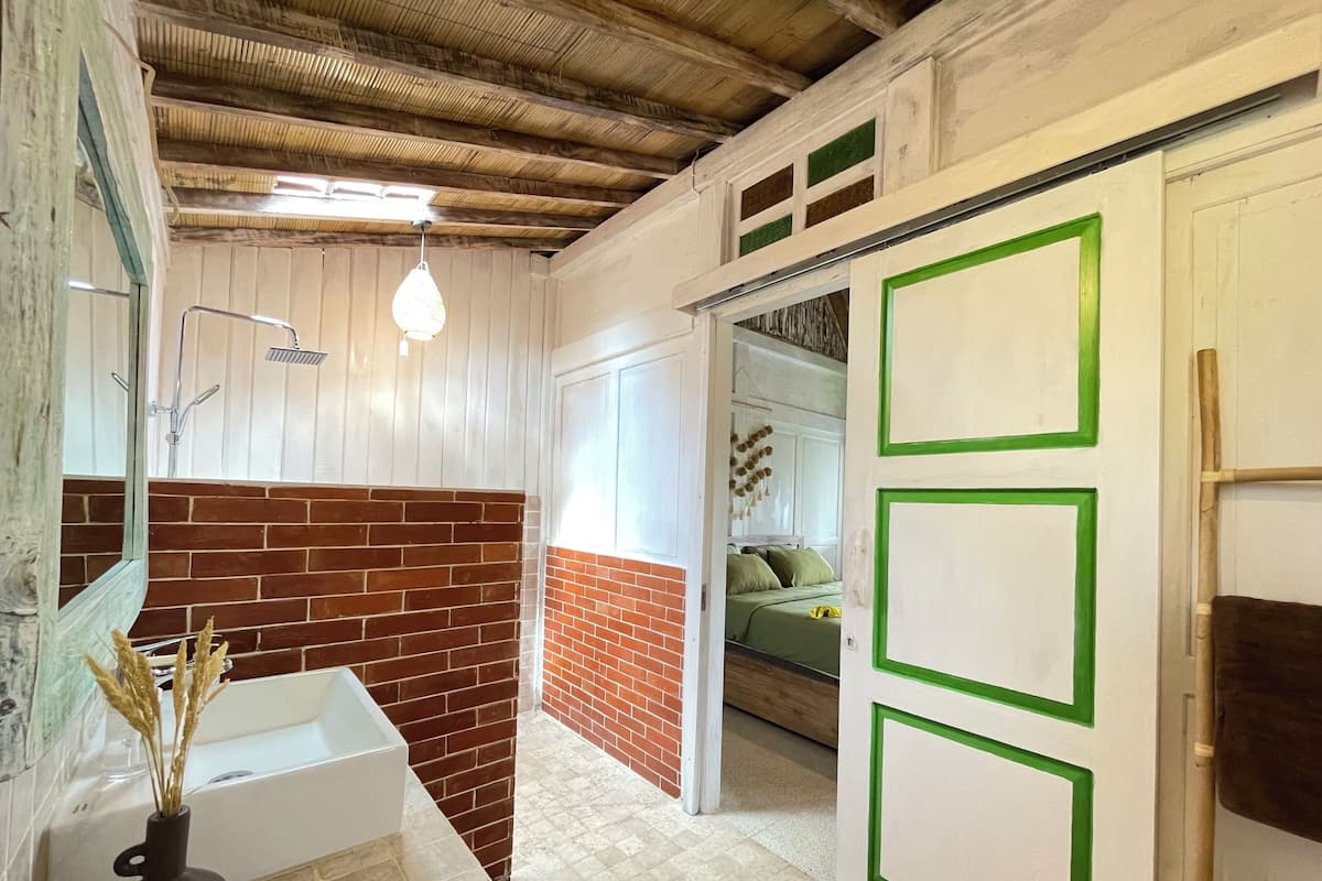 Kamar Double, pemandangan bukit | Kamar mandi | Shower, pancuran hujan, pengering rambut, dan kloset