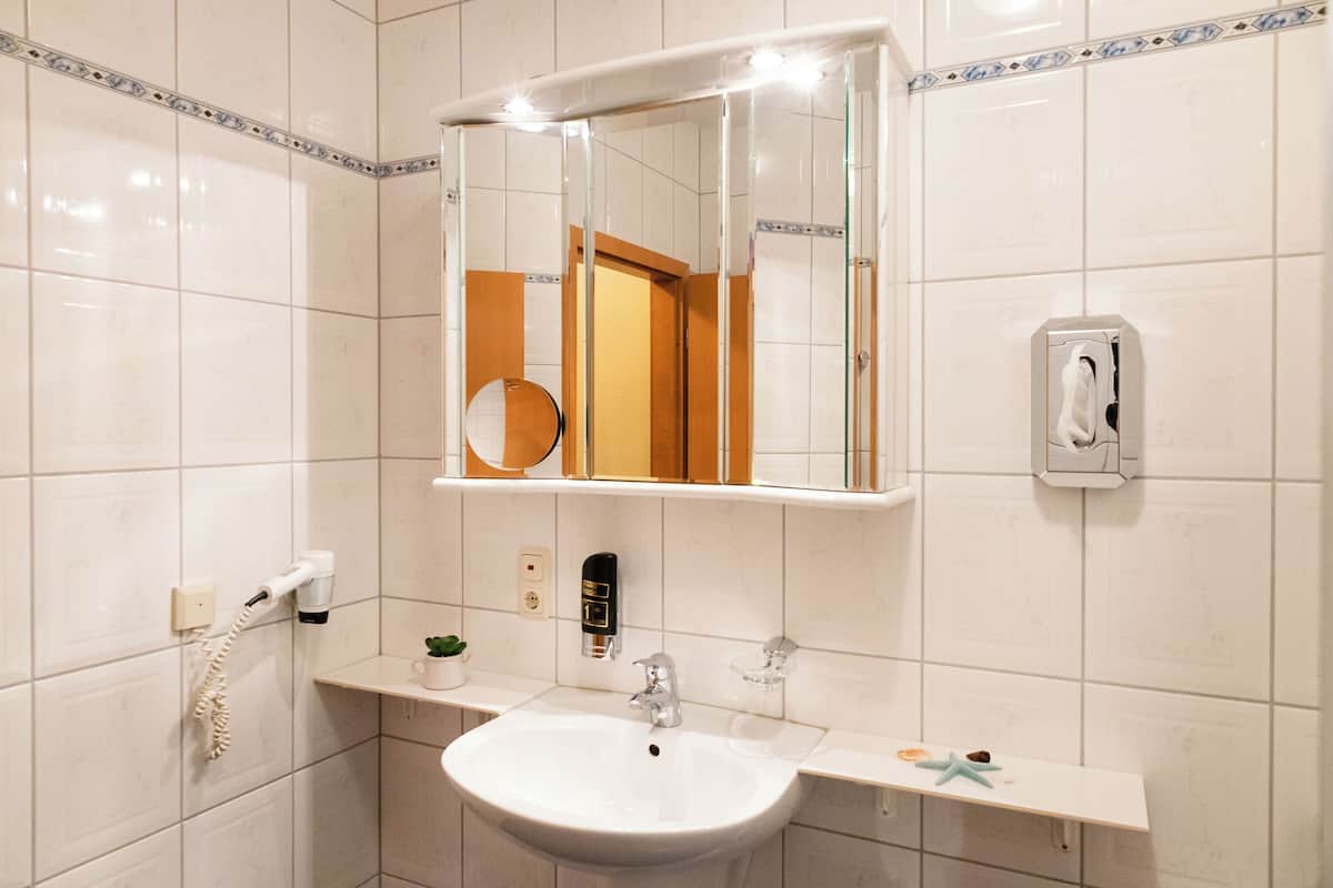 Buồng tắm vòi sen, máy sấy tóc, khăn tắm, xà phòng 