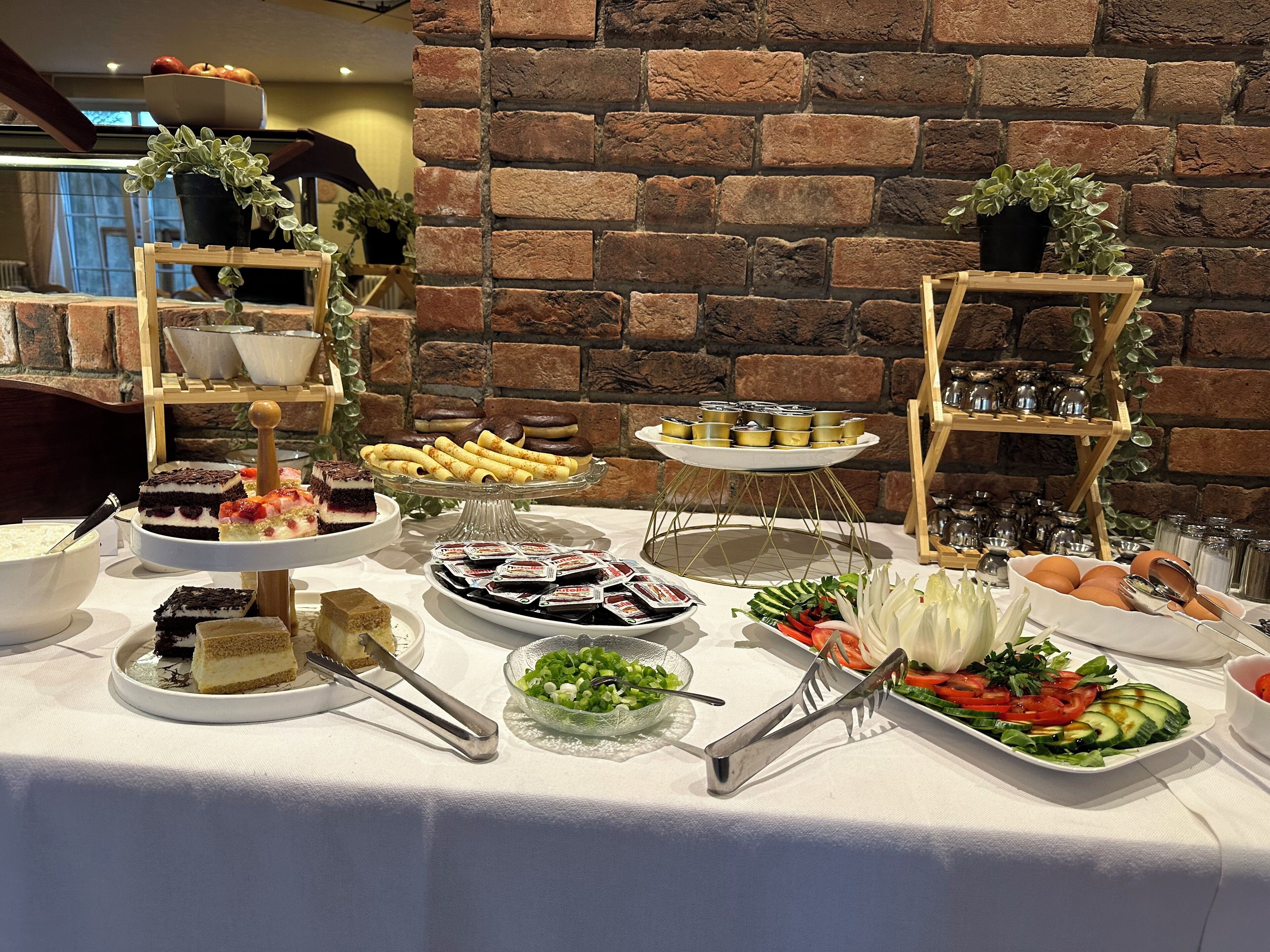 Una mesa de buffet con diferentes tipos de comida y utensilios.