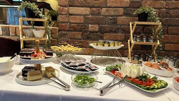Una mesa de buffet con diferentes tipos de comida y utensilios.