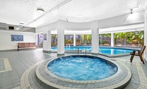 Een binnenzwembad, een buitenzwembad