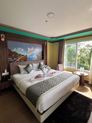 Habitación superior, no fumadores, vistas a la montaña | Escritorio y espacio para trabajar con un portátil