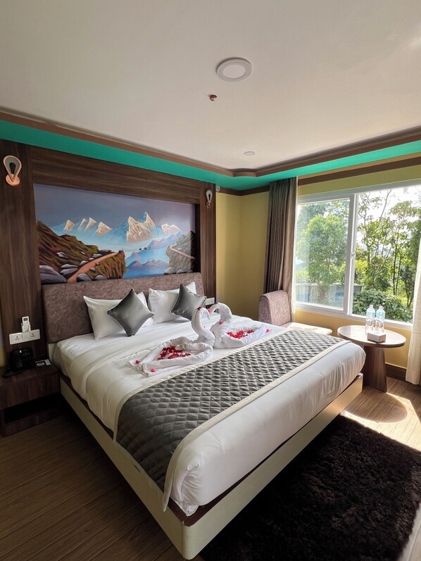 Habitación superior, para no fumadores, vista a la montaña | Escritorio, espacio para trabajar con laptop y insonorización