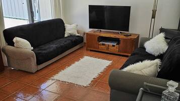 Älytelevisio, takka, pöytäjalkapallopöytä