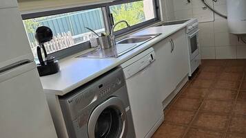 Jääkaappi, liesi, astianpesukone, vedenkeitin