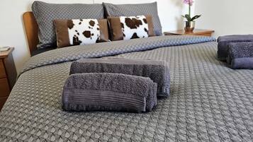 4 makuuhuonetta, silitysrauta/-lauta, ilmainen Wi-Fi, vuodevaatteet