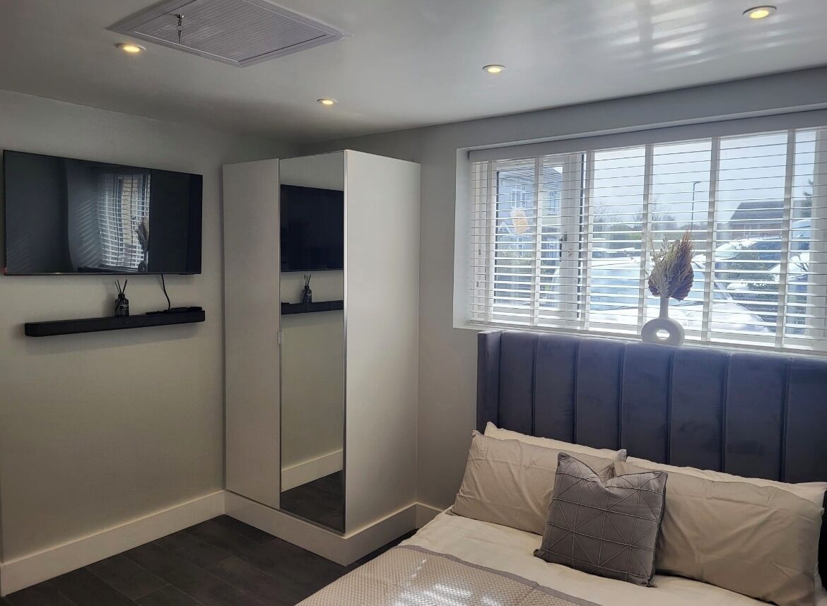 Een strijkplank/strijkijzer, wifi, beddengoed