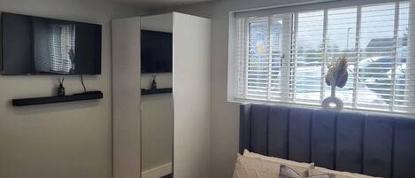 Iron/ironing board, WiFi, bed sheets