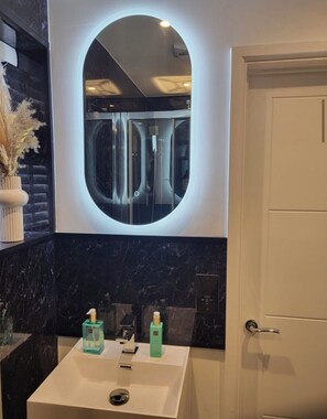 Haartrockner, Handtücher, Seife, Toilettenpapier