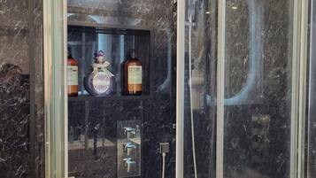 SĂšche-cheveux, serviettes fournies, savon, papier toilette