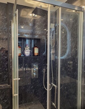 Hårtørrer, håndklæder, Sæbe, Toiletpapir