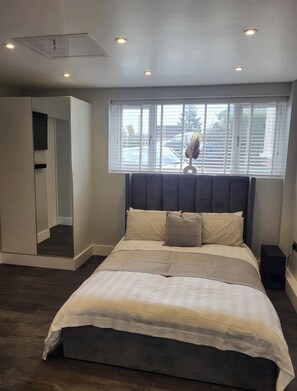 Iron/ironing board, WiFi, bed sheets