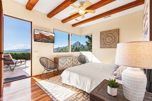 8 soverom, skrivebord, strykejern/-brett og reiseseng for barn