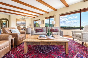 Smart-TV, peis, fotballspill og bordtennis