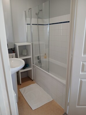 Hiustenkuivaaja, pyyhkeet, vessapaperi