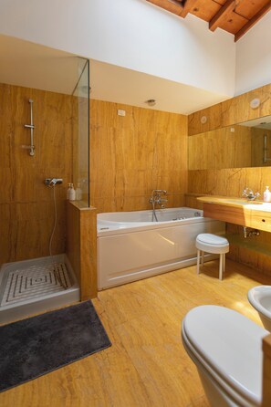 Doccia, asciugacapelli, bidet, asciugamani