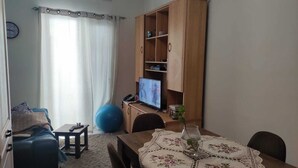 Interior - Comfortable 1-bedroom apartment, sleeps up to 4, close to marina and nightlife. (QAWRA)