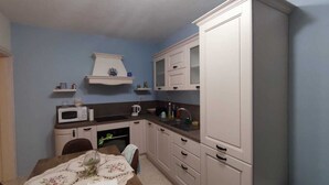 Private kitchen - Comfortable 1-bedroom apartment, sleeps up to 4, close to marina and nightlife. (QAWRA)