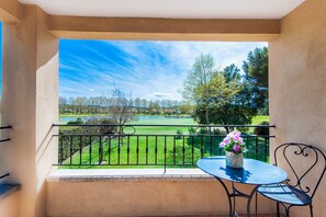 Outdoor dining - Luxury air-cond. villa with heated pool on the edge of Pont Royal Golf - 12 beds (Mallemort)