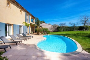 Outdoor pool, a heated pool - Luxury air-cond. villa with heated pool on the edge of Pont Royal Golf - 12 beds (Mallemort)