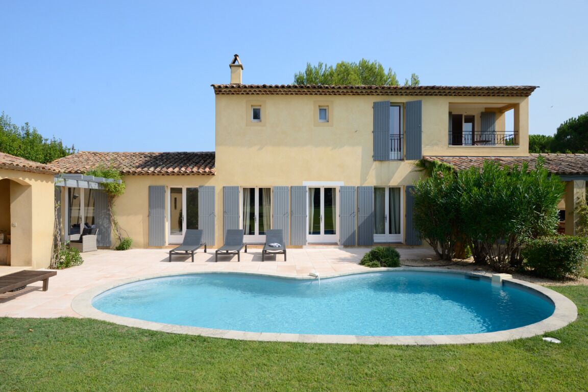 Una piscina al aire libre, una piscina climatizada