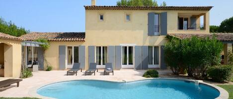 Una piscina al aire libre, una piscina climatizada