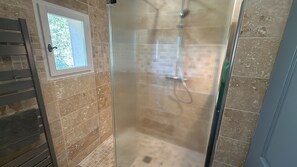 Dusche, Haartrockner, HandtĂŒcher, Toilettenpapier