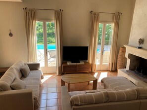 Smart TV, fireplace