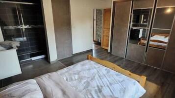 4 soverom, strykejern/-brett, wi-fi og sengetøy