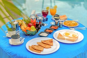 Free daily local cuisine breakfast - Hotel Sapphire  (Mawal)