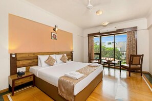 Deluxe tweepersoonskamer, uitzicht op zwembad | Gratis wifi