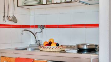 Apartment | Private kitchen | Fridge, cookware/dishes/utensils, dining tables