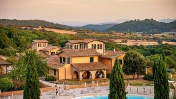 Piscina stagionale all'aperto, ombrelloni da piscina, lettini