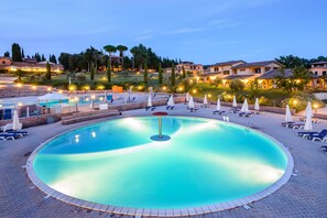 Seasonal outdoor pool, open 9:00 AM to 7:00 PM, pool umbrellas - Residence with private beach in Talamone (Orbetello)