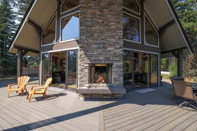 Knotty Pines in Donnelly | Luxe Cabin Bordering Tamarack | Room for Toys | Hot Tub