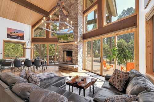 Knotty Pines in Donnelly | Luxe Cabin Bordering Tamarack | Room for Toys | Hot Tub