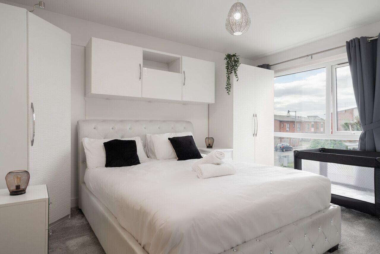 3 bedrooms, desk, iron/ironing board, travel crib