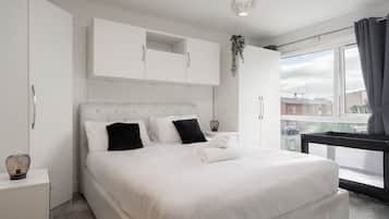3 bedrooms, desk, iron/ironing board, travel cot