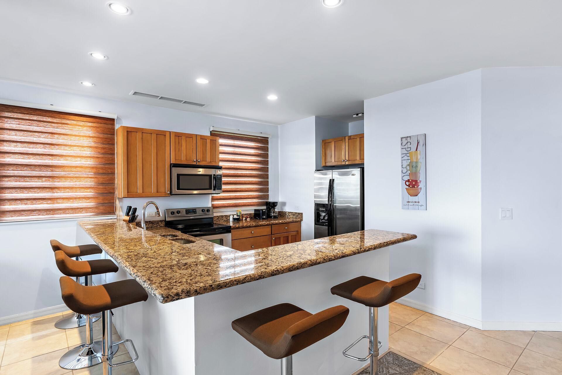 ثلاجة، ميكروويف، فرن، موقد طهي مسطح