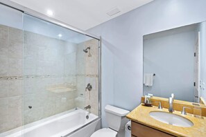 Ducha, secador de pelo, toallas y jabón