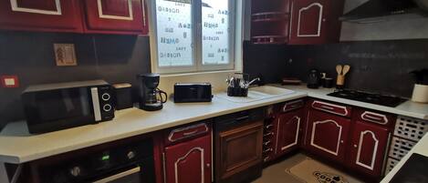 Réfrigérateur, micro-ondes, four, plaque de cuisson