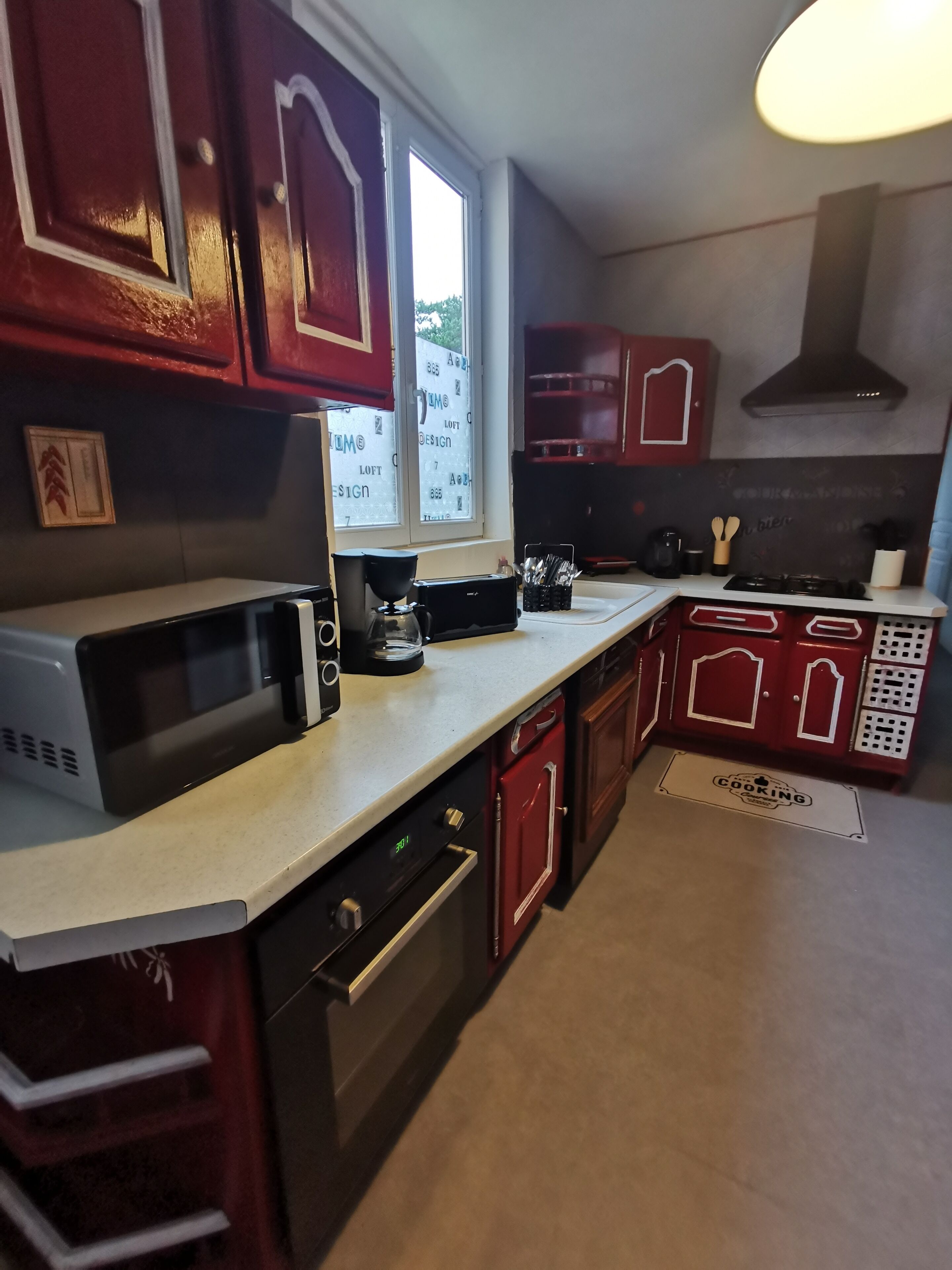 冷蔵庫、電子レンジ、オーブン、コンロ