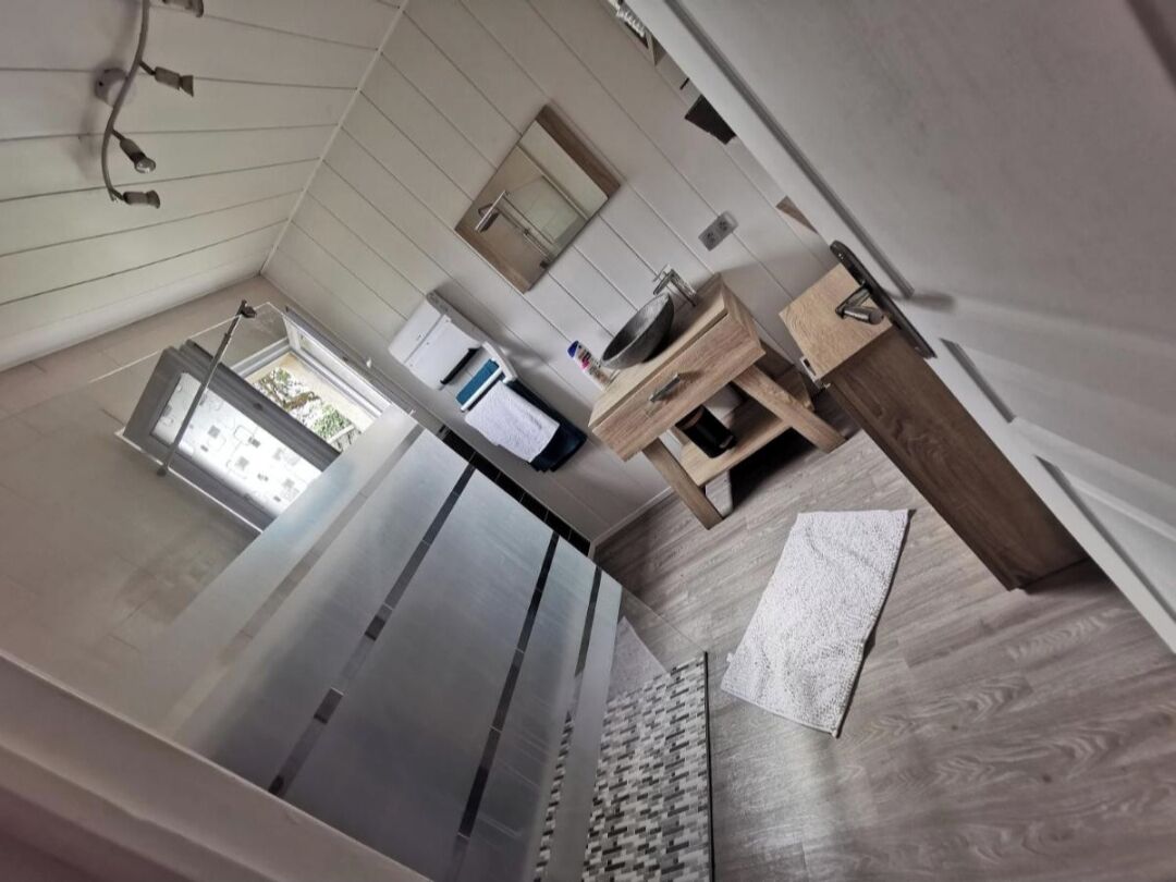 Dusche, Haartrockner, Handtücher, Toilettenpapier