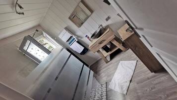 Dusche, Haartrockner, Handtücher, Toilettenpapier