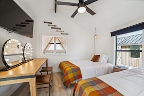 3 bedrooms, desk, free WiFi, bed sheets - Cabin 47 ~ Camp Themed Getaway near Canyon Lake (New Braunfels, TX)