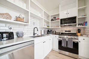 Køleskab, mikrobølgeovn, ovn, kogeplade