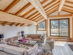 Fernseher, Kamin, Stereoanlage