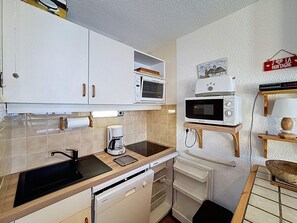 Geladeira, micro-ondas, fogão, lava-louças